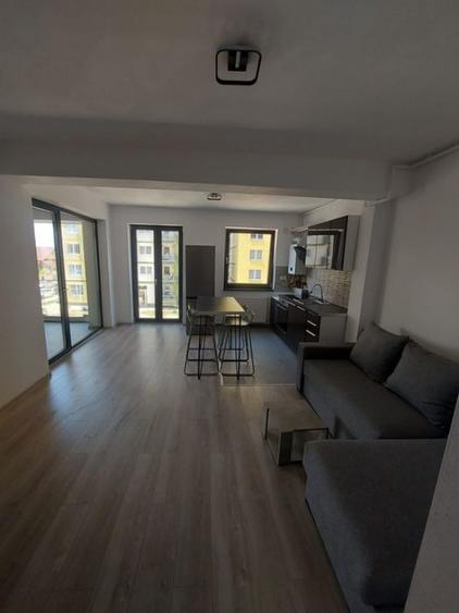 Apartament cu 2 camere decomandat în Tractorul