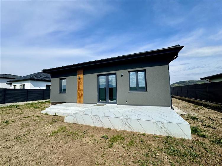 Casă individuală cu 4 camere cu Teren 500 Mp în Sânpetru