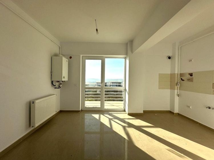 Apartament cu 3 camere semidecomandat în Popas Păcurari