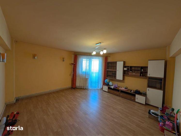 Apartament cu 3 camere semidecomandat în Unirii