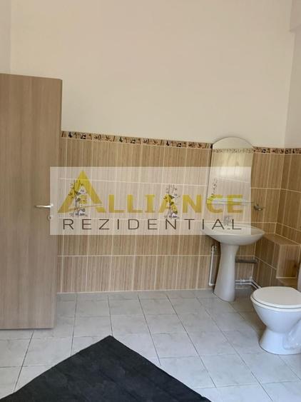 Casă individuală cu 14 camere cu Canalizare în Cățelu