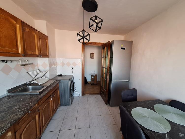 Apartament cu 3 camere decomandat, mobilat în Lipovei