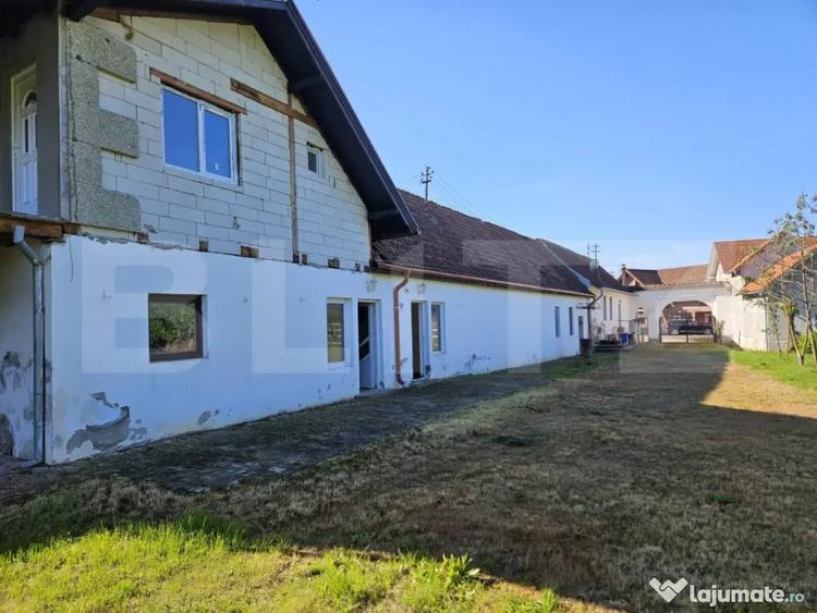 Casă cu 7 camere cu Teren 2828 Mp în Central