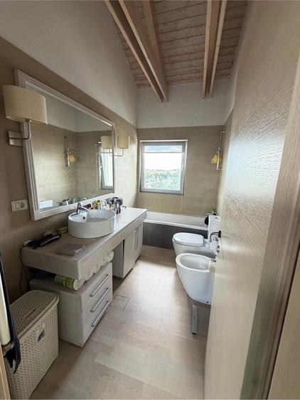 Apartament cu 5 camere decomandat în Central