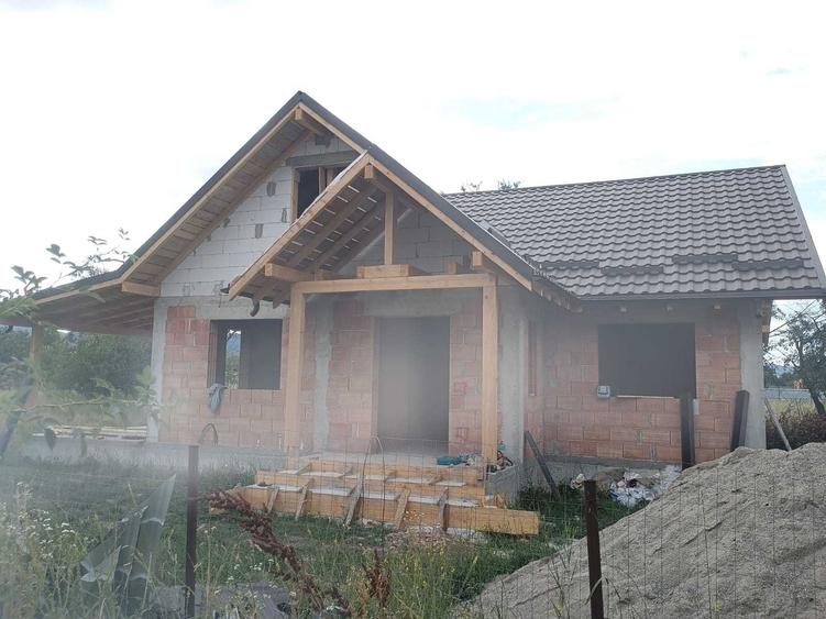 Casă cu 3 camere în Dumbrava