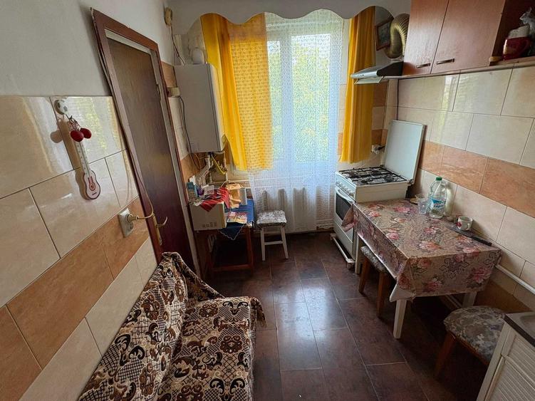 Apartament cu 3 camere semidecomandat în Letea Veche
