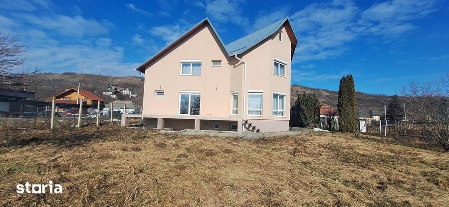 Casă cu 5 camere cu Teren 3100 Mp în Sud