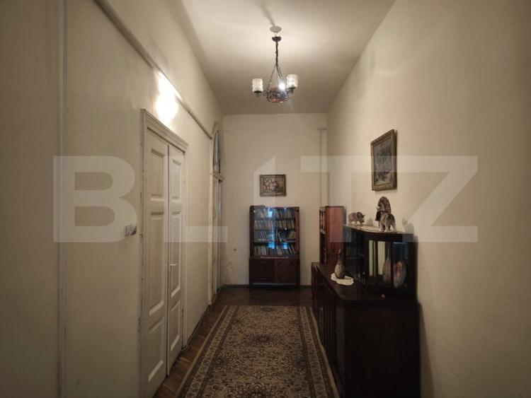 Casă individuală cu 20 camere cu Canalizare în Central