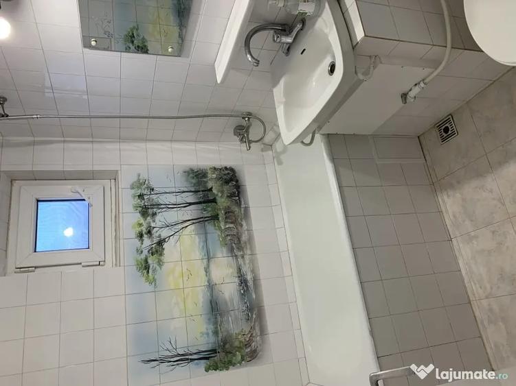 Apartament cu 3 camere semidecomandat în Central