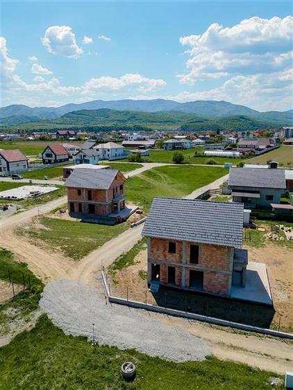 Casă cu 5 camere cu Teren 400 Mp în Periferie