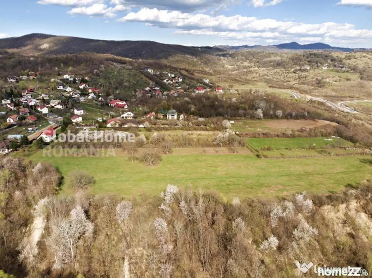 Teren de 23345 mp, în Cornu