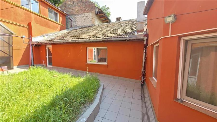 Casă individuală cu 8 camere cu Canalizare în Vest