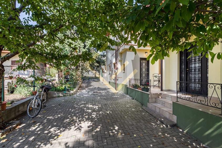 Casă individuală cu 9 camere cu Canalizare în Giulești