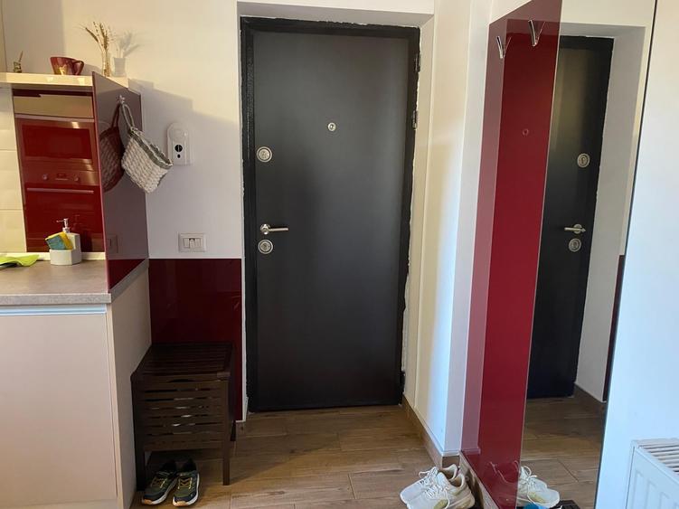 Apartament cu 3 camere semidecomandat, mobilat în Gara de Nord
