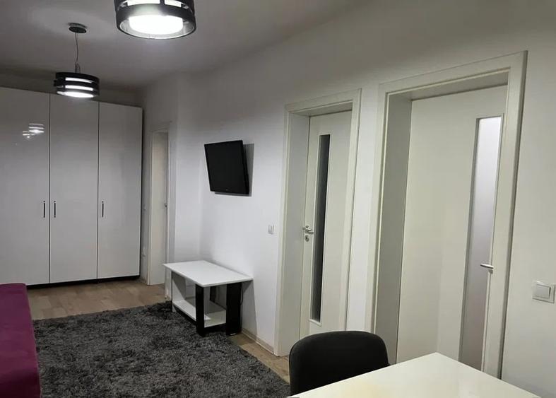 Apartament cu 3 camere semidecomandat în Podu Roș