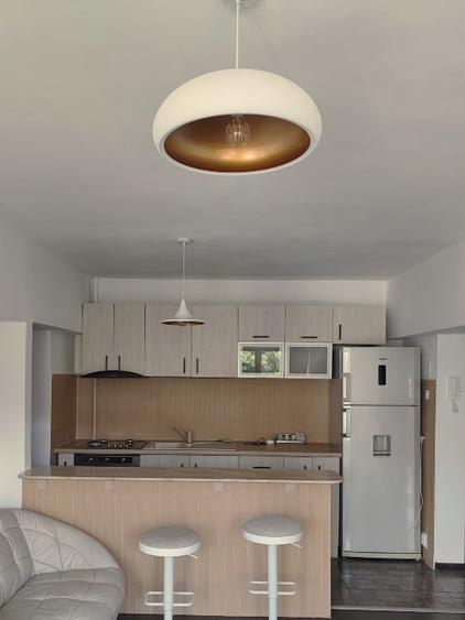Apartament cu 3 camere semidecomandat, mobilat în Universitate