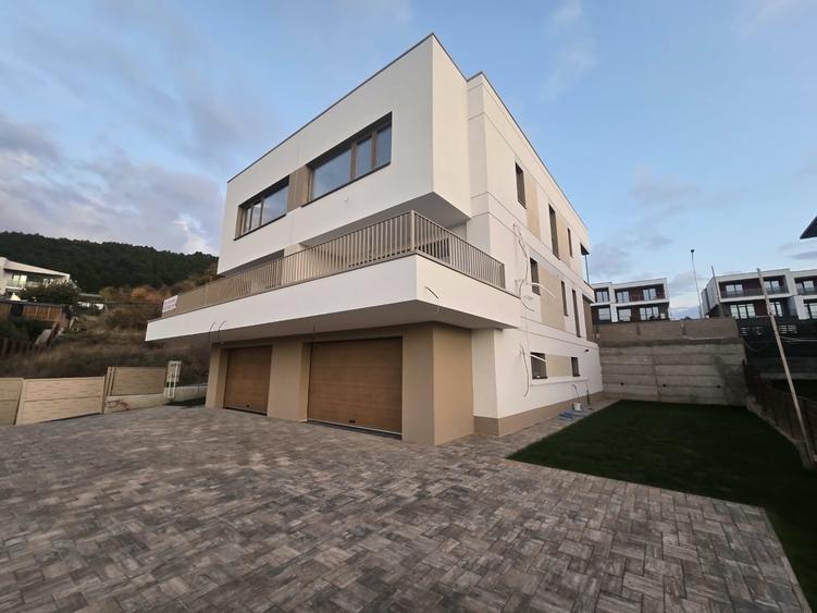 Duplex cu 5 camere cu Canalizare în Florești