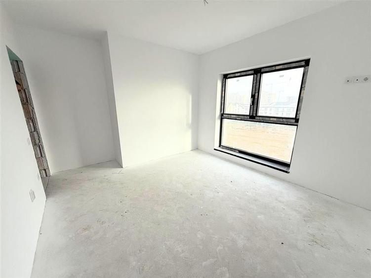 Apartament cu 3 camere semidecomandat în Exterior Sud