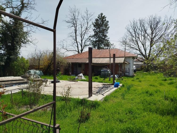 Casă individuală cu 5 camere cu Teren 1450 Mp în Goleasca