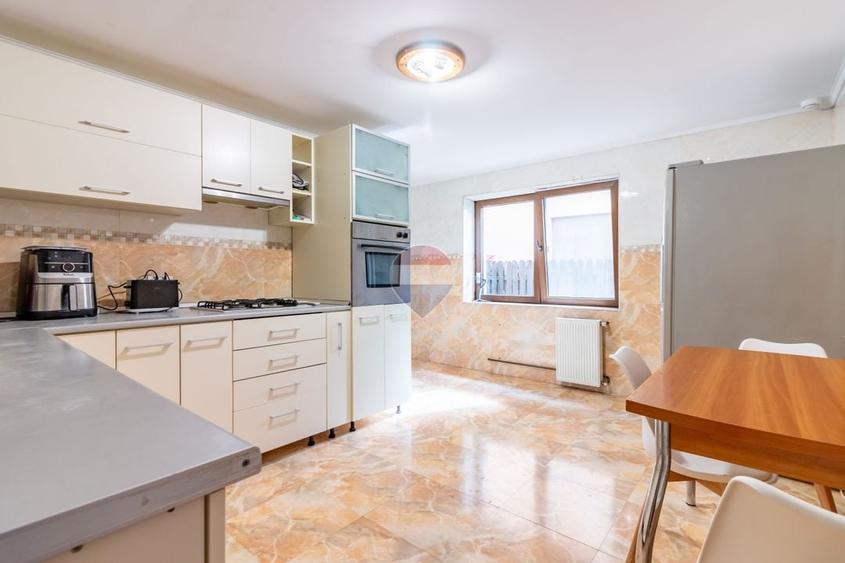 Casă individuală cu 8 camere cu Teren 440 Mp în Uverturii