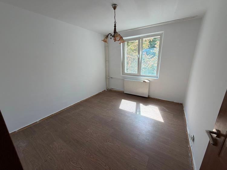 Apartament cu 3 camere semidecomandat în Liviu Rebreanu