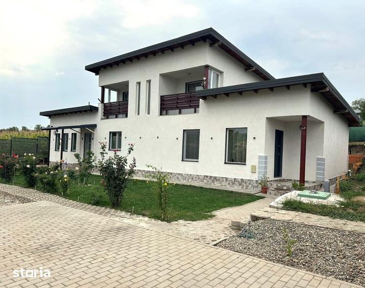 Casă cu 6 camere cu Teren 717 Mp în Holboca
