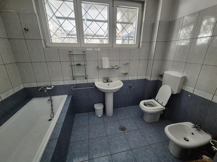 Casă individuală cu 5 camere cu Canalizare în Domenii