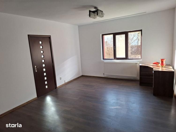 Casă cu 5 camere cu Teren 886 Mp în Central
