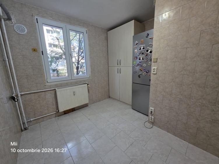 Apartament cu 3 camere decomandat în Drumul Taberei