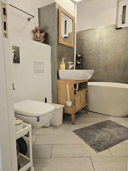 Apartament cu 3 camere decomandat, mobilat în Faleza Nord