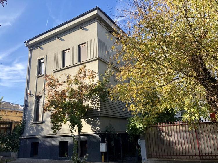 Casă cu 10 camere cu Teren 180 Mp în Calea Călărașilor