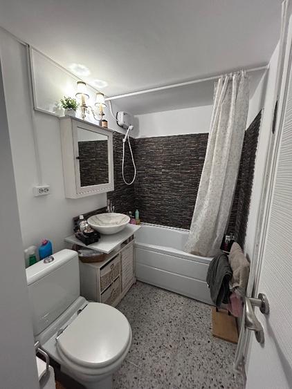 Apartament cu 3 camere semidecomandat în Drumul Găzarului