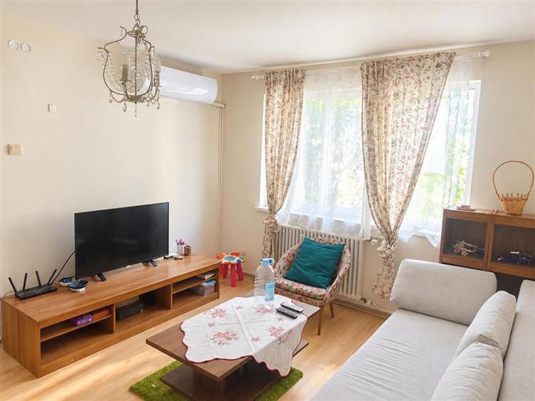 Apartament cu 3 camere semidecomandat, mobilat în Central