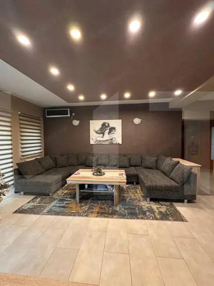Apartament cu 4 camere decomandat în Central