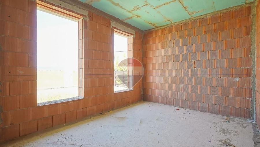 Casă cu 4 camere cu Teren 500 Mp în Cristian