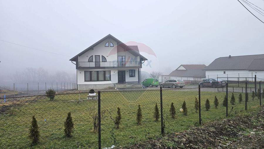 Casă cu 5 camere cu Teren 2500 Mp în Moara Nica