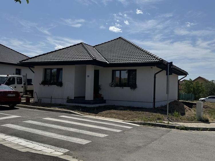 Casă cu 4 camere cu Teren 400 Mp în Exterior Vest