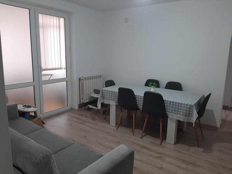 Apartament cu 3 camere semidecomandat în Central