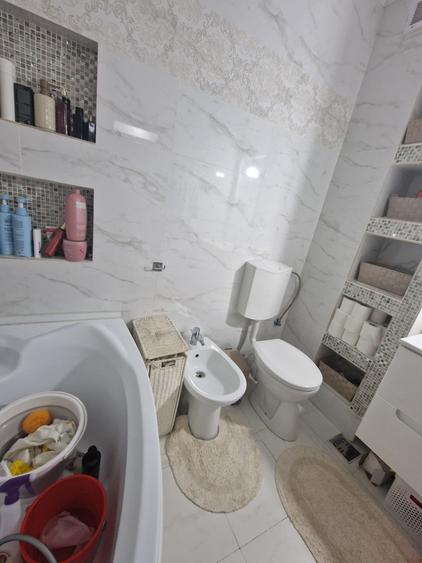 Apartament cu 3 camere semidecomandat, mobilat în Păcurari