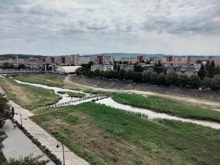 Apartament cu 3 camere decomandat în 1 Mai