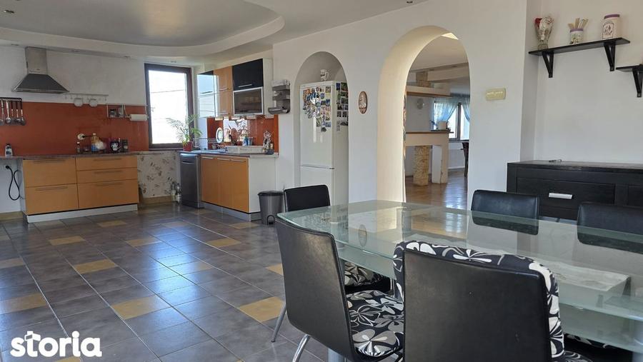 Casă cu 5 camere cu Teren 900 Mp în Zăvoi
