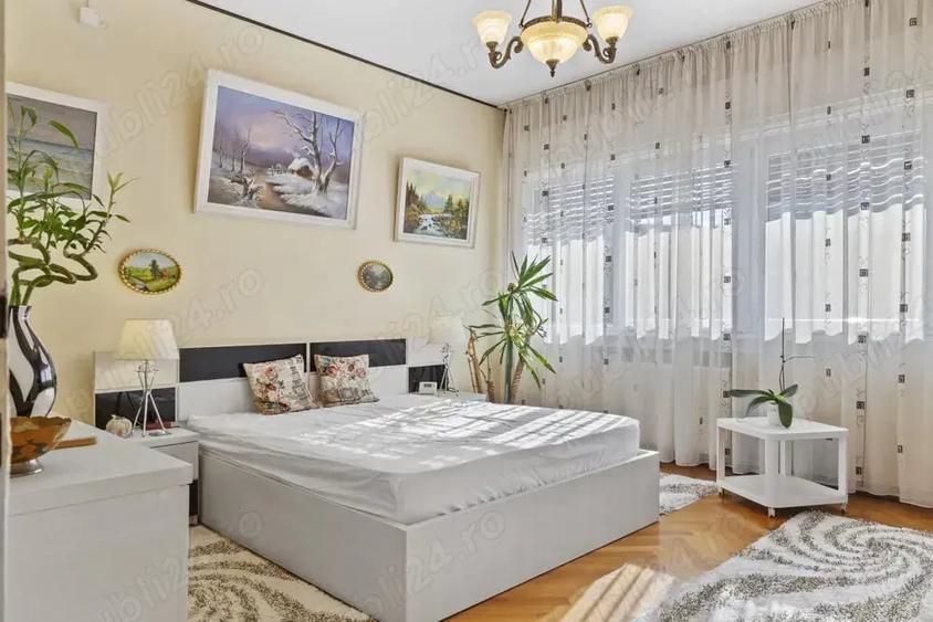 Apartament cu 4 camere decomandat în Central