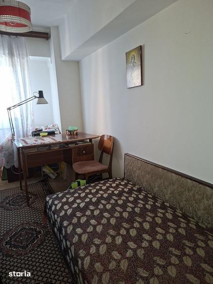 Apartament cu 4 camere decomandat în Rovine