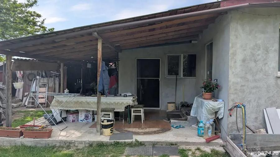 Casă cu 4 camere în Sinești