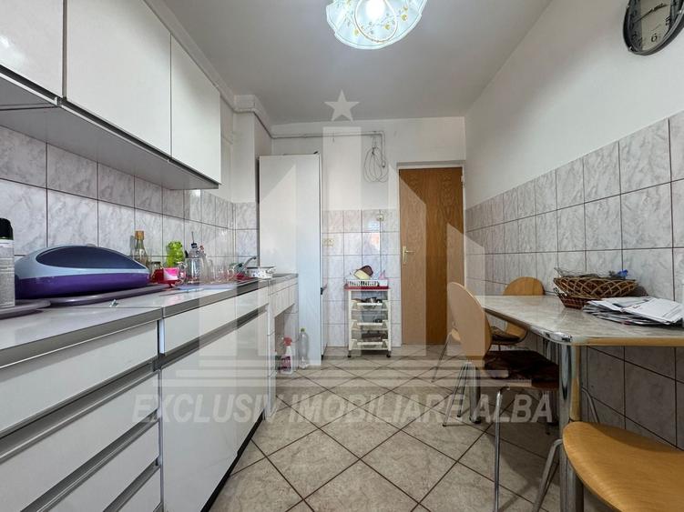 Apartament cu 3 camere decomandat, mobilat în Central