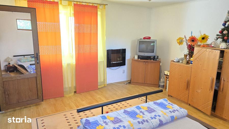 Casă cu 5 camere cu Teren 1054 Mp în Zăvoi