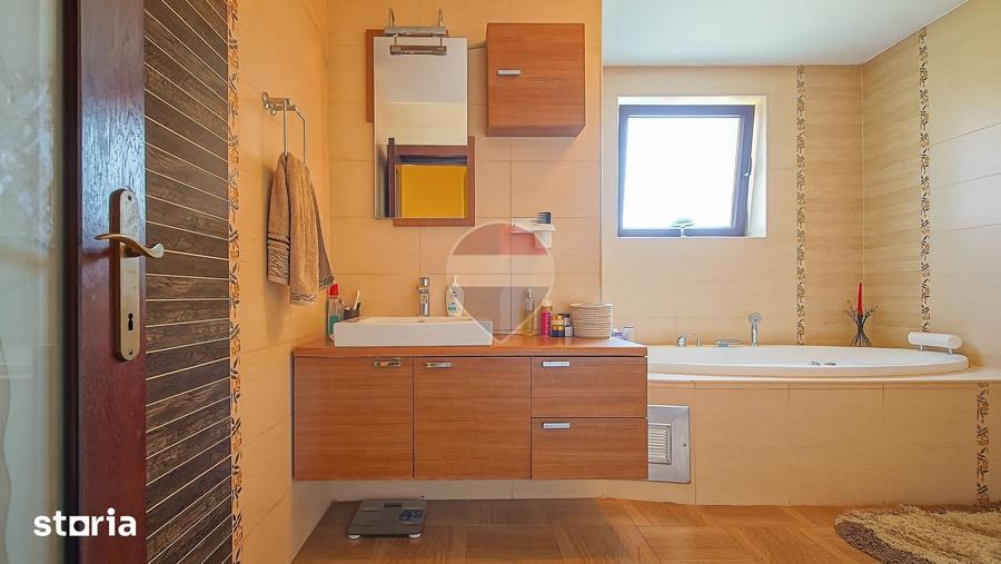 Casă cu 7 camere cu Teren 519 Mp în Cristian