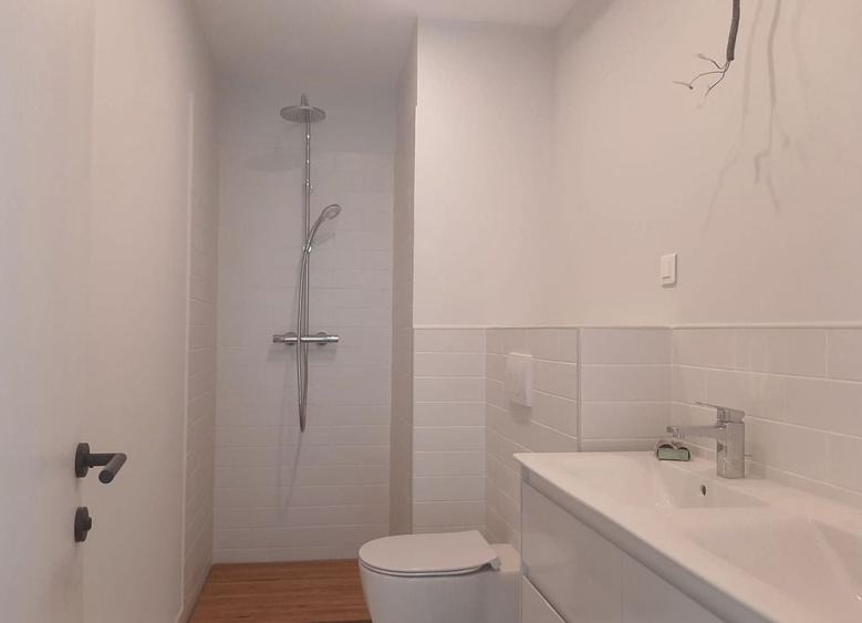 Apartament cu 5 camere decomandat în Dămăroaia