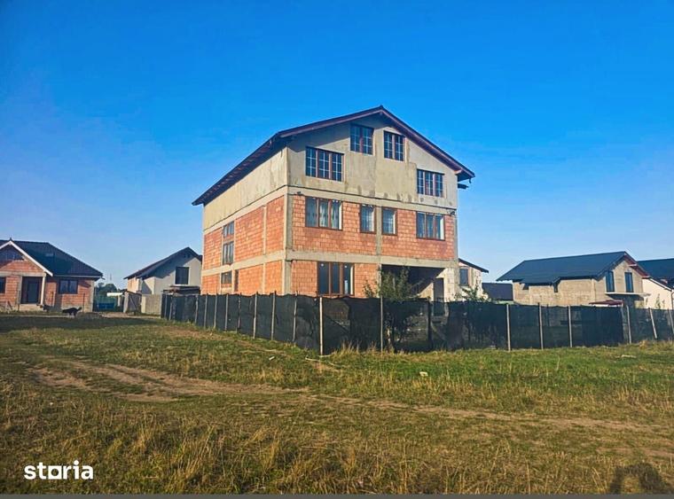 Casă cu 5 camere cu Teren 500 Mp în Central