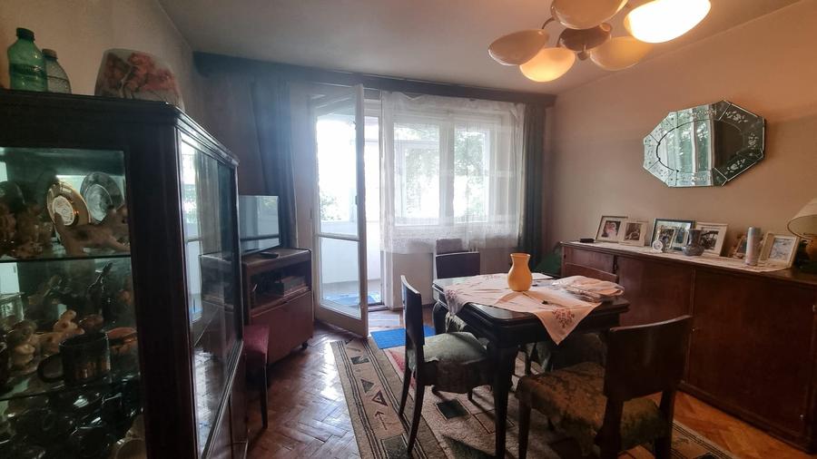 Apartament cu 3 camere semidecomandat în Iancului